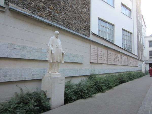 Nhà nguyện đường du Bac là nơi thứ ba được viếng thăm nhiều nhất ở Paris