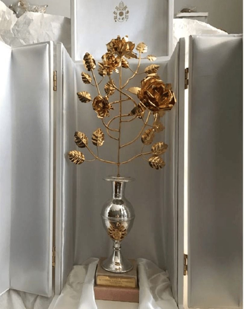 Hoa hồng vàng Đức Phanxicô tặng Đền thánh Fatima