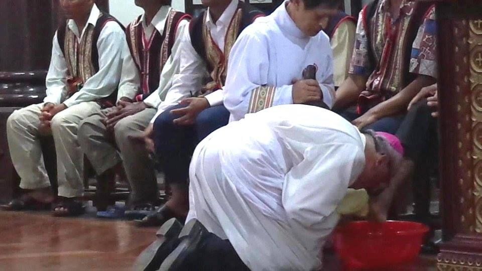 Trong hình ảnh có thể có: 2 người, mọi người đang đứng và trong nhà