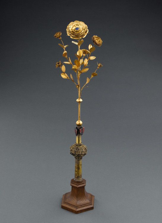 Hoa hồng vàng Đức Phanxicô tặng Đền thánh Fatima trong chuyến đi hành hương Fatima của ngài