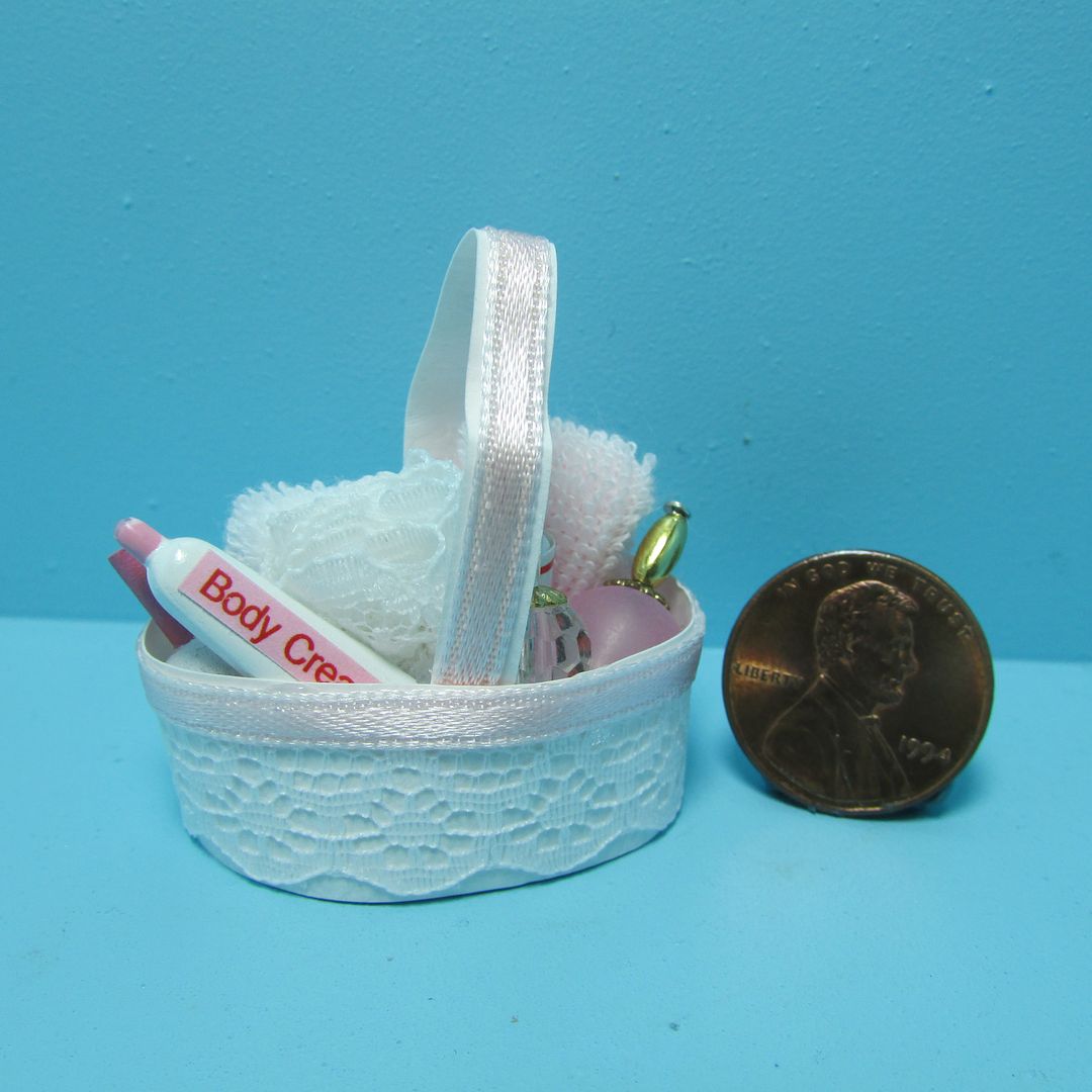 Miniature Dollhouse ~ Mini Pink /& White Lace Bath Bathroom Accessory Basket
