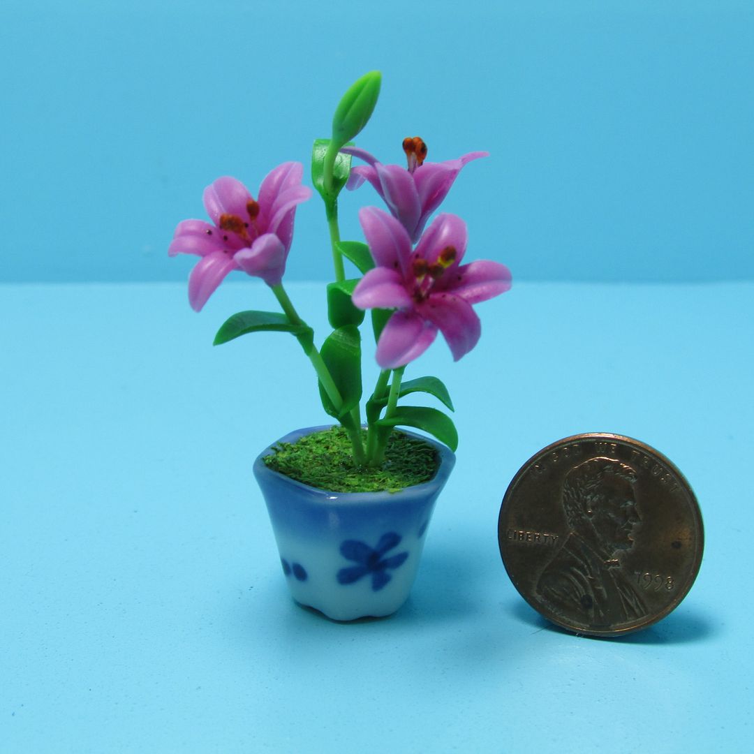 Dollhouse Miniature Tiger Lily /& Roses in Pink Flower Arrangement in Vase F2077