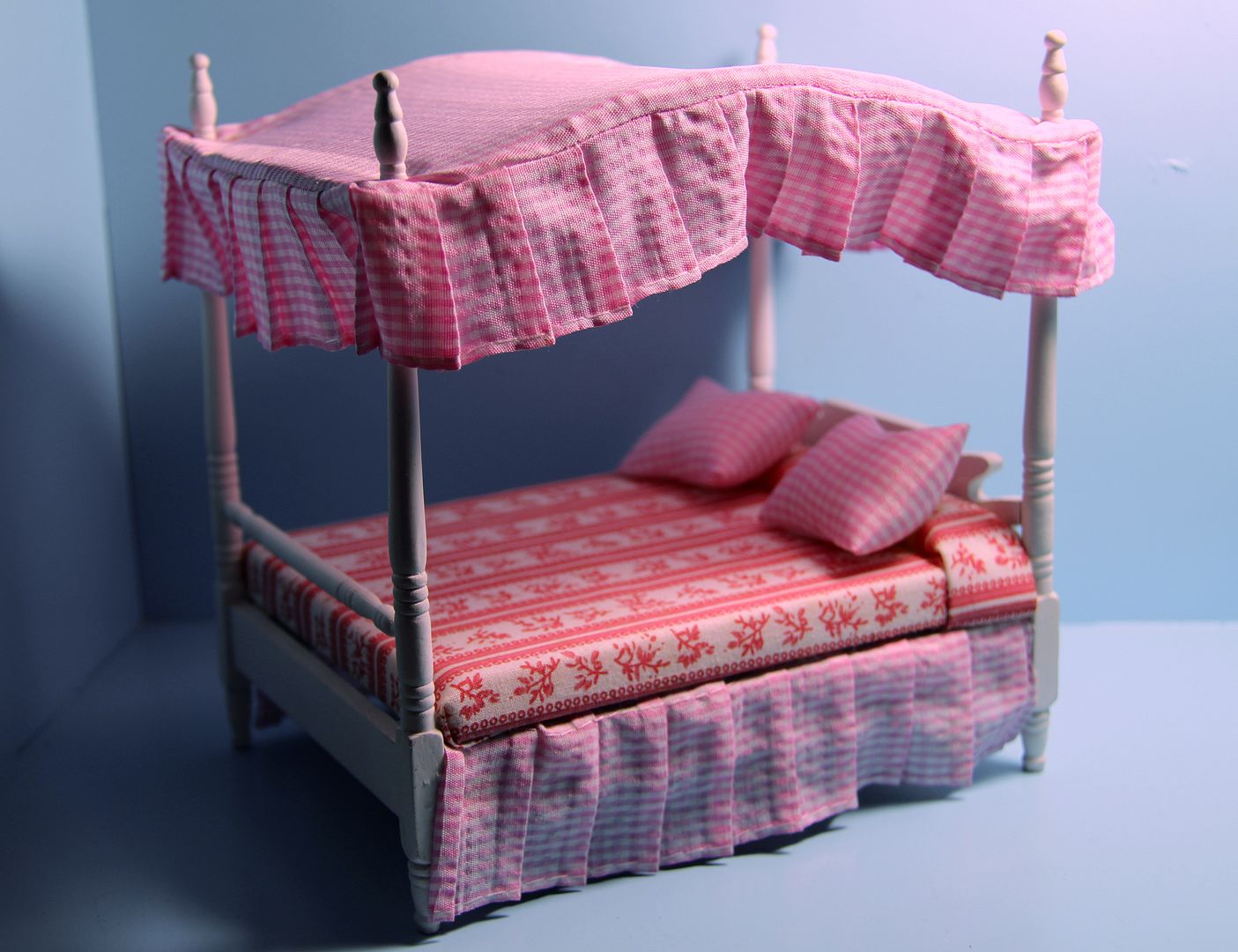 dollhouse canopy bed