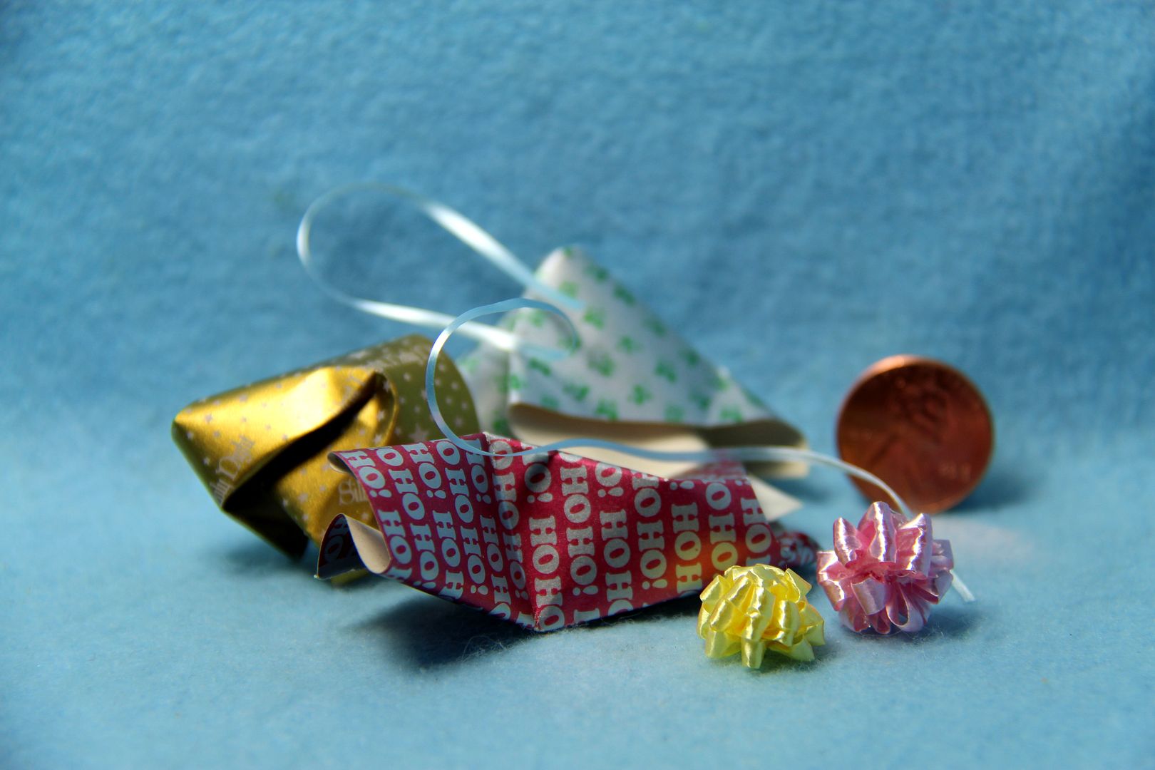 Dollhouse Miniature Christmas Wrapping Mess with Paper Ribbon /& Bows ~ CI5059