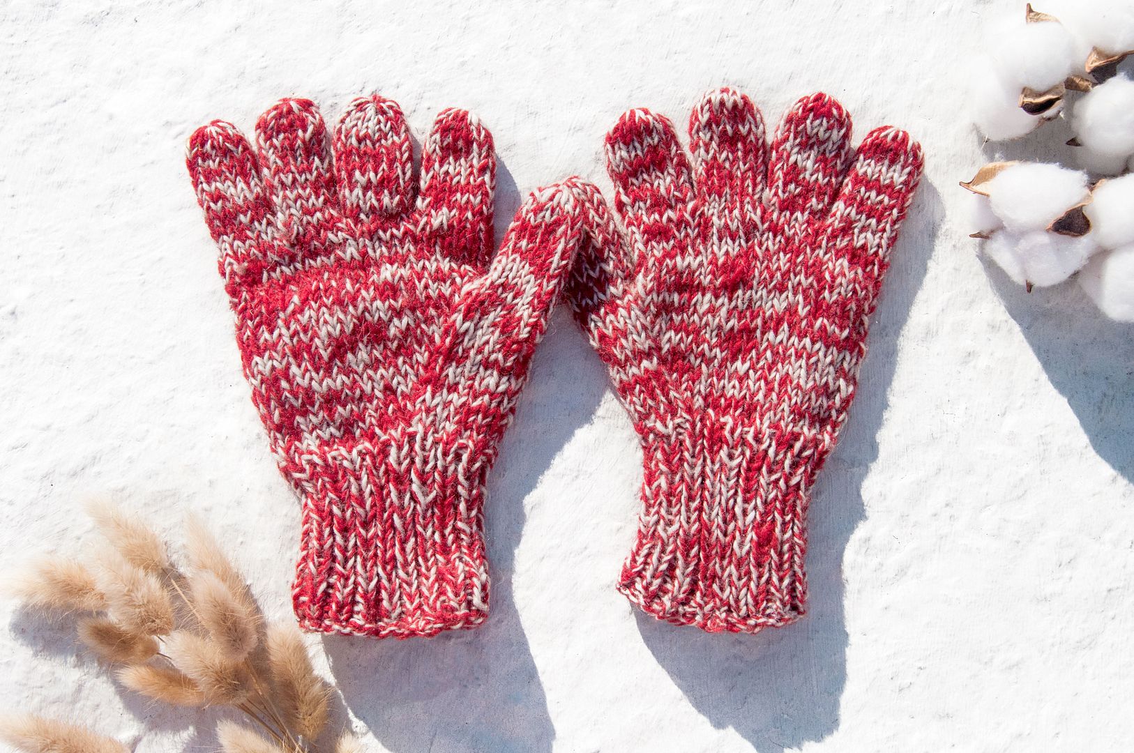 Hand-knitted wool knitted gloves/knitted pure wool warm gloves/full-toed gloves-Nordic style gradient strawberry - Gloves & Mittens - Wool Multicolor