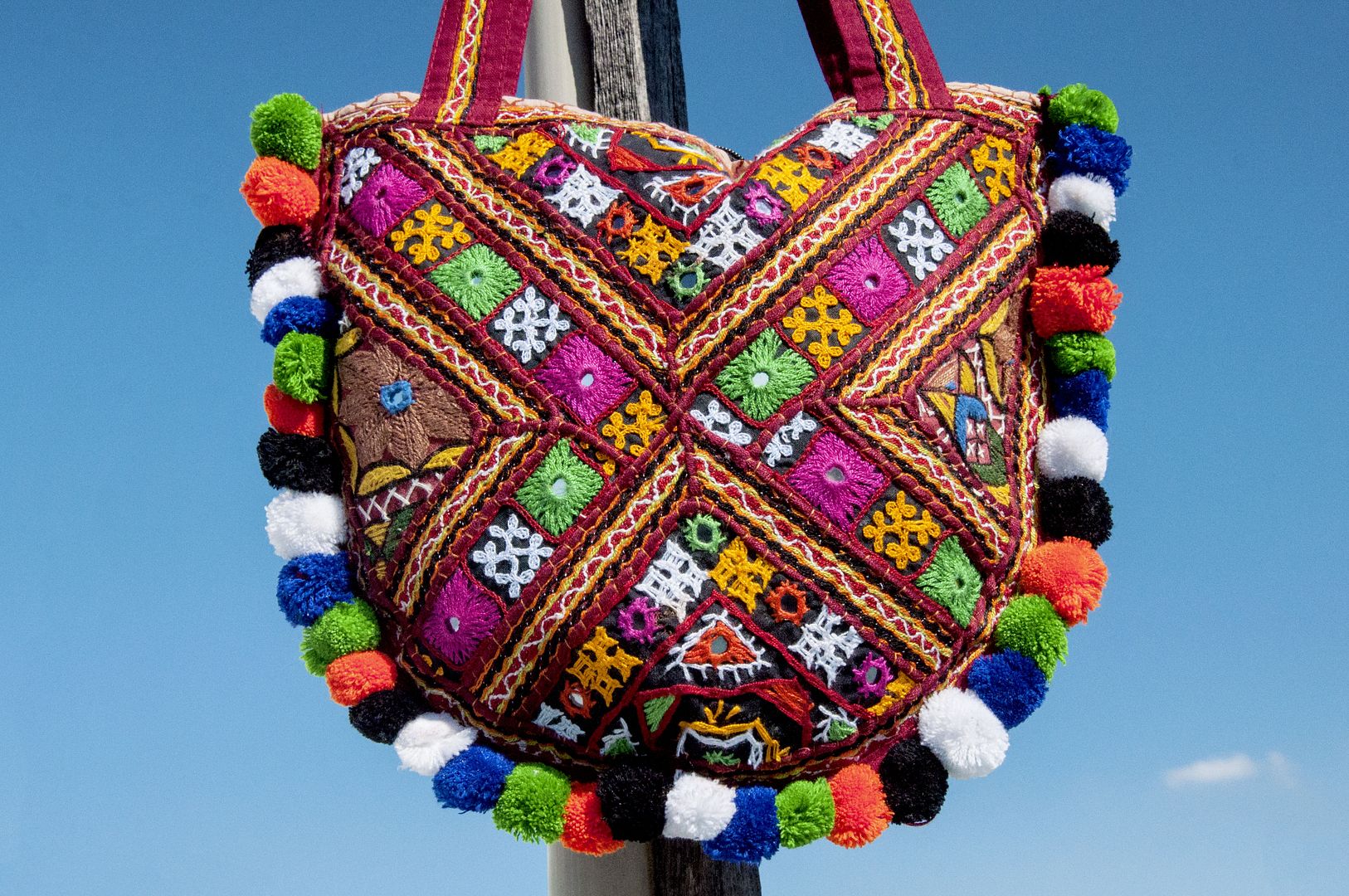 手刺繍クロスボディバッグ、エスニックウィンドバッグ、サイドバックパック、ショルダーバッグ、ハンドメイドバッグ、刺繡バッグ-デザートフラワー - ショルダーバッグ - コットン・麻 多色