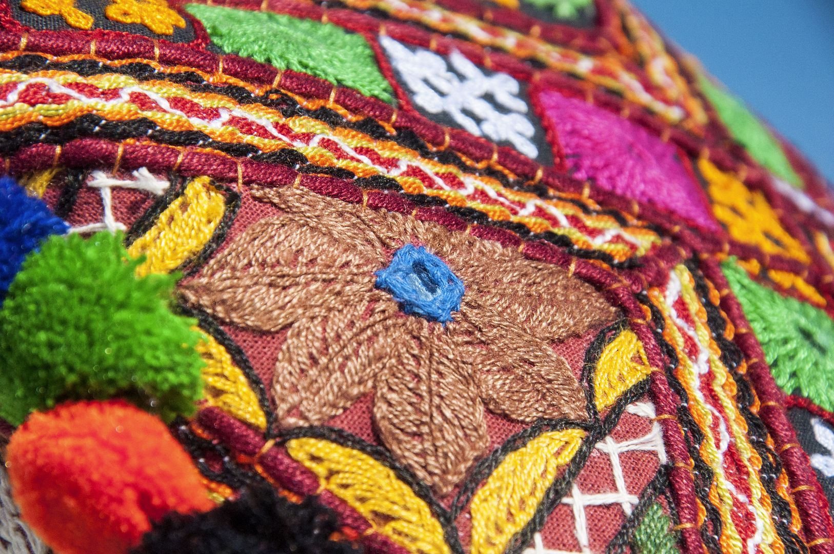 手刺繍クロスボディバッグ、エスニックウィンドバッグ、サイドバックパック、ショルダーバッグ、ハンドメイドバッグ、刺繡バッグ-デザートフラワー - ショルダーバッグ - コットン・麻 多色