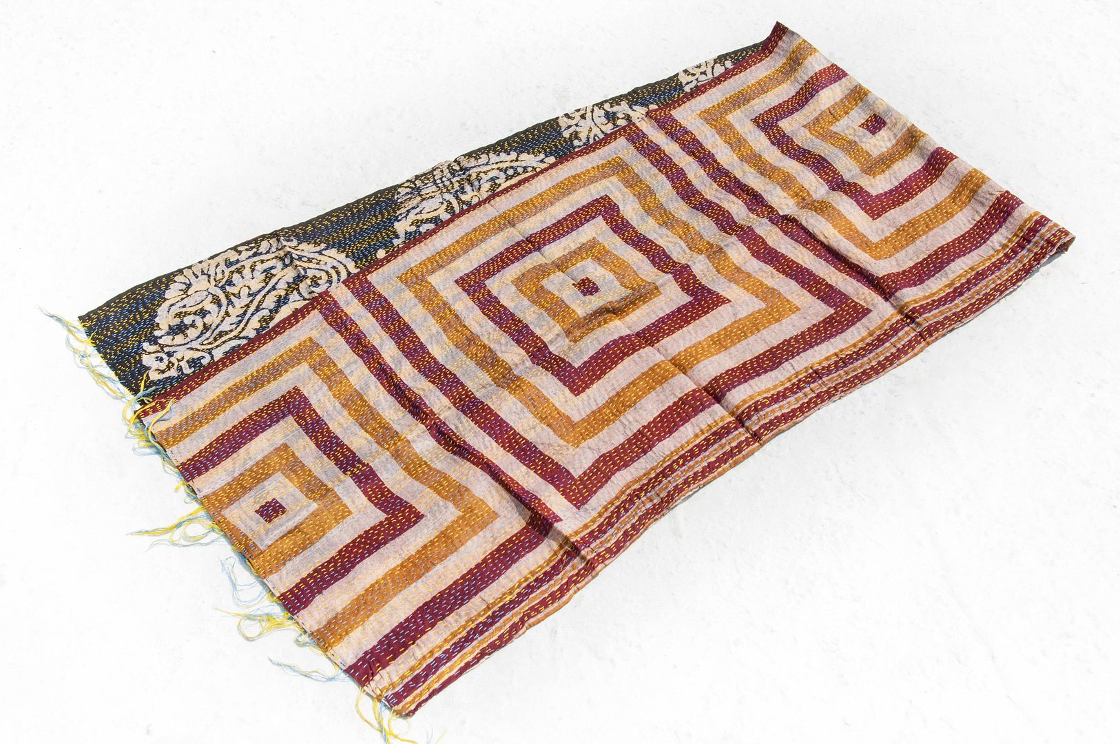 手縫いのサリーシルクスカーフ/シルク刺繍スカーフ/インドのシルク刺繍スカーフ - アフリカの幾何学的トーテム - マフラー・ストール - シルク・絹 多色