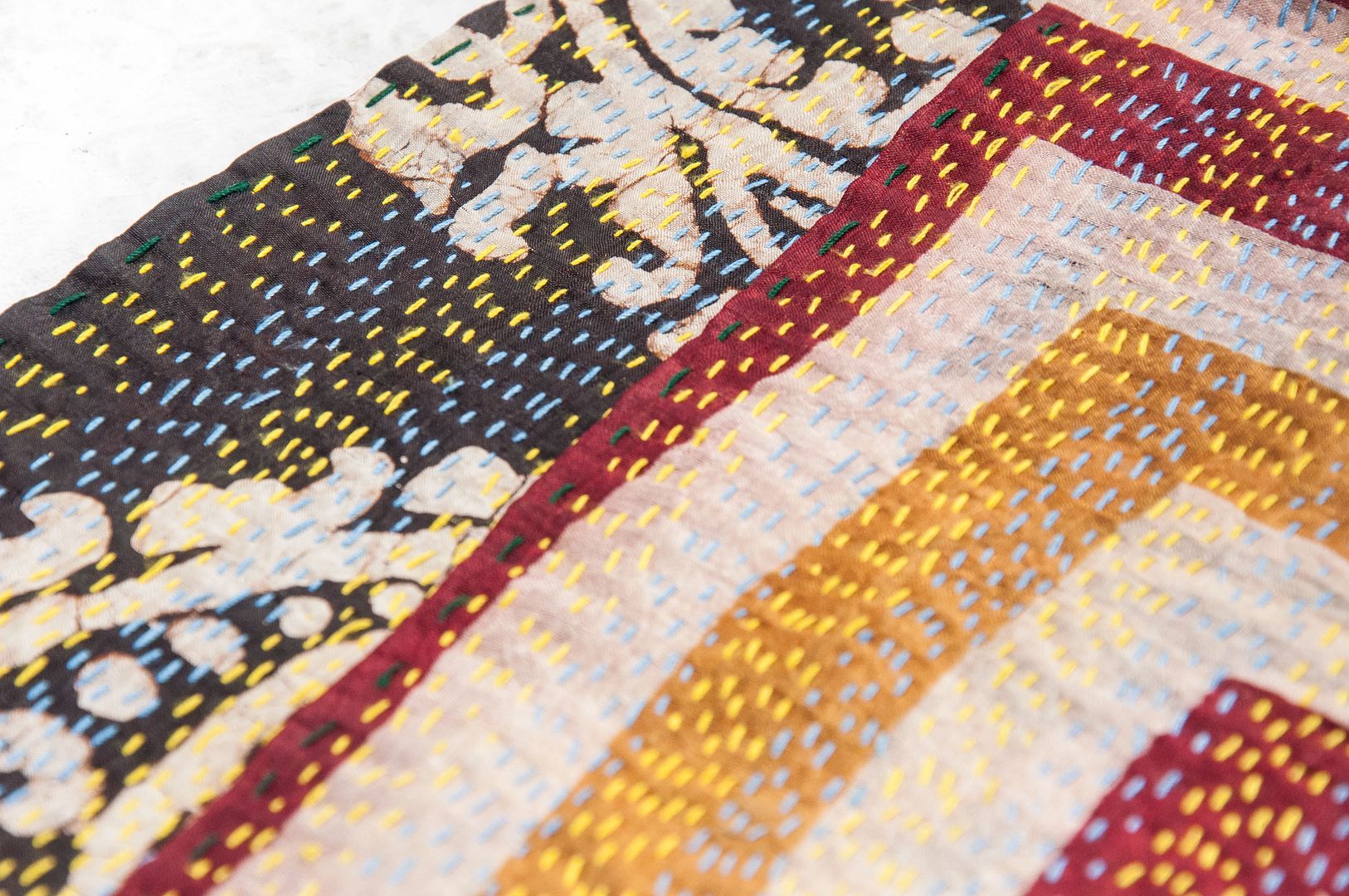 手縫いのサリーシルクスカーフ/シルク刺繍スカーフ/インドのシルク刺繍スカーフ - アフリカの幾何学的トーテム - マフラー・ストール - シルク・絹 多色