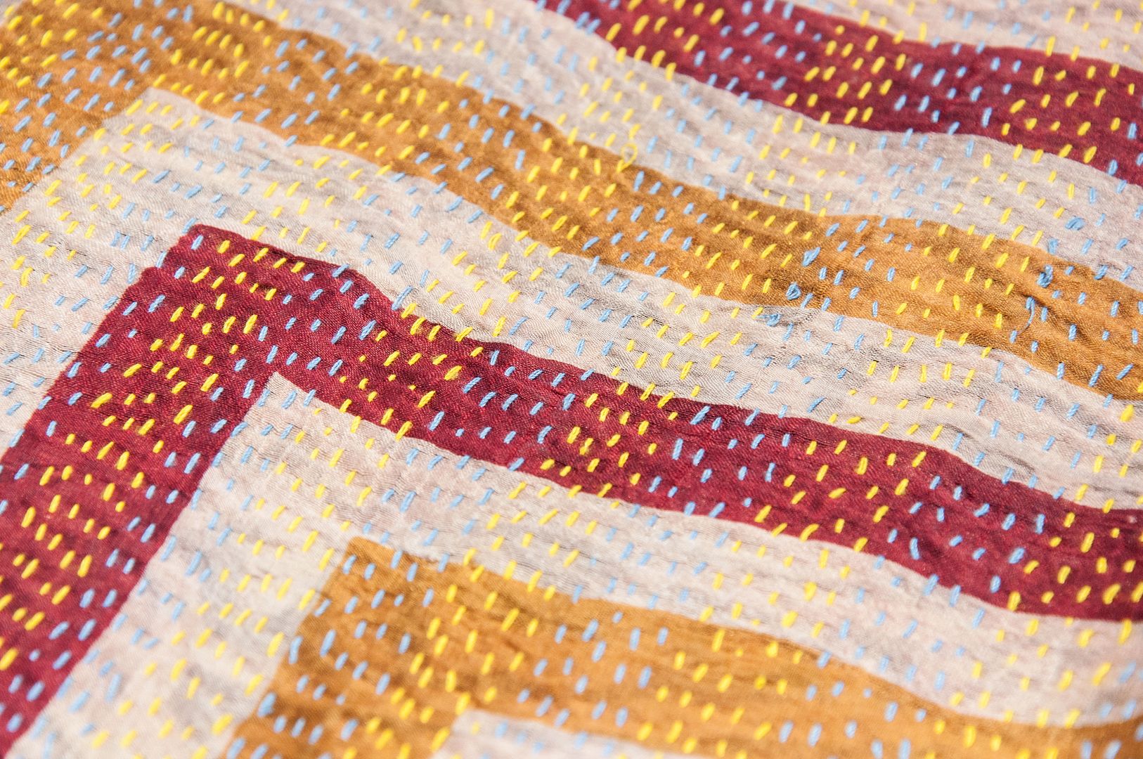 手縫いのサリーシルクスカーフ/シルク刺繍スカーフ/インドのシルク刺繍スカーフ - アフリカの幾何学的トーテム - マフラー・ストール - シルク・絹 多色