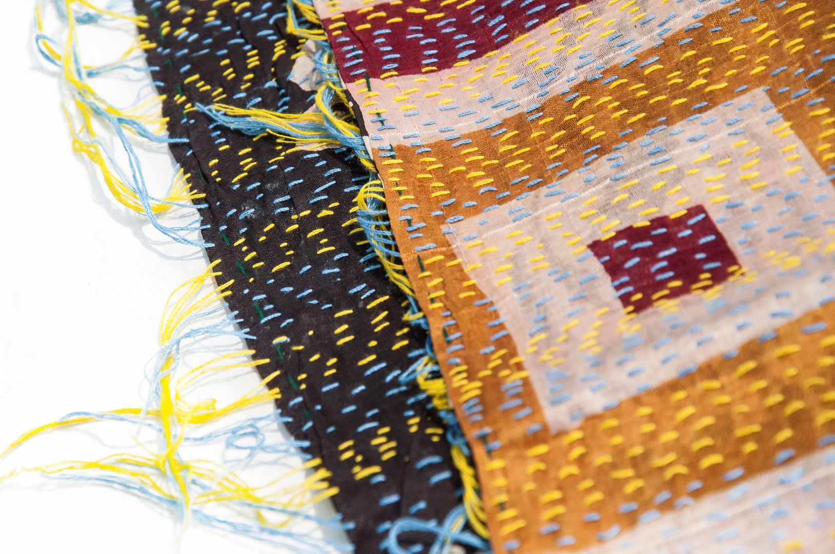 手縫いのサリーシルクスカーフ/シルク刺繍スカーフ/インドのシルク刺繍スカーフ - アフリカの幾何学的トーテム - マフラー・ストール - シルク・絹 多色