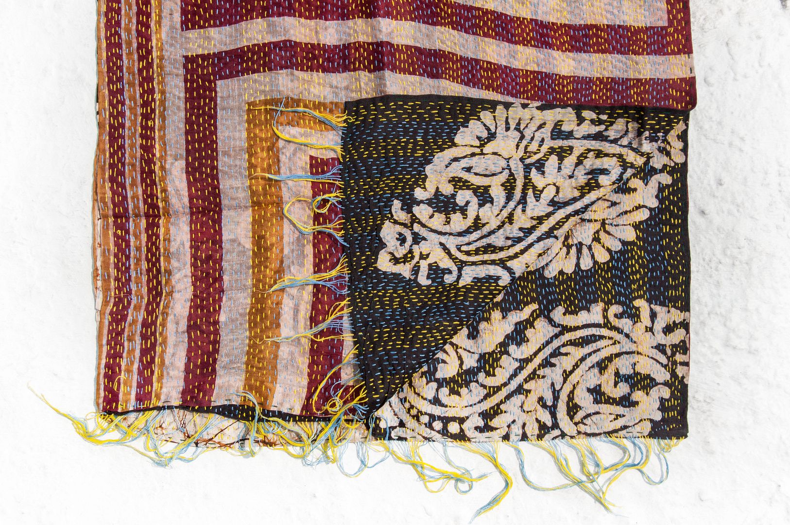 手縫いのサリーシルクスカーフ/シルク刺繍スカーフ/インドのシルク刺繍スカーフ - アフリカの幾何学的トーテム - マフラー・ストール - シルク・絹 多色