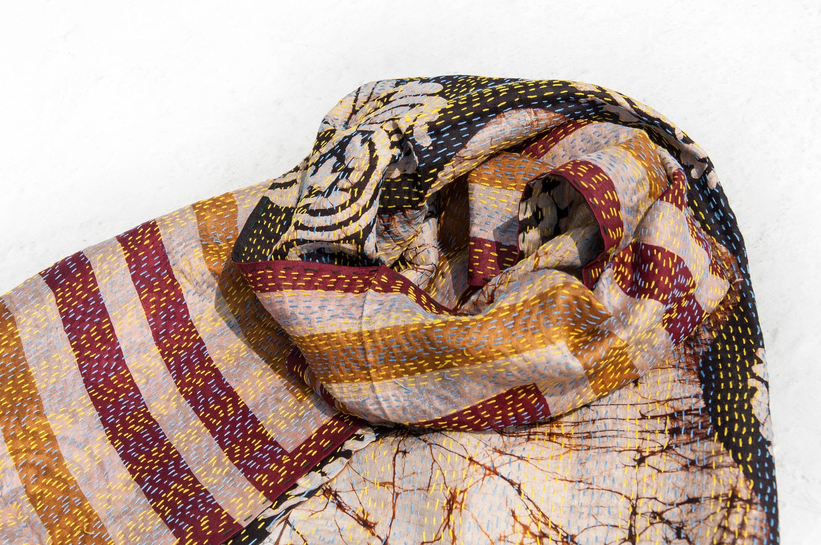 手縫いのサリーシルクスカーフ/シルク刺繍スカーフ/インドのシルク刺繍スカーフ - アフリカの幾何学的トーテム - マフラー・ストール - シルク・絹 多色