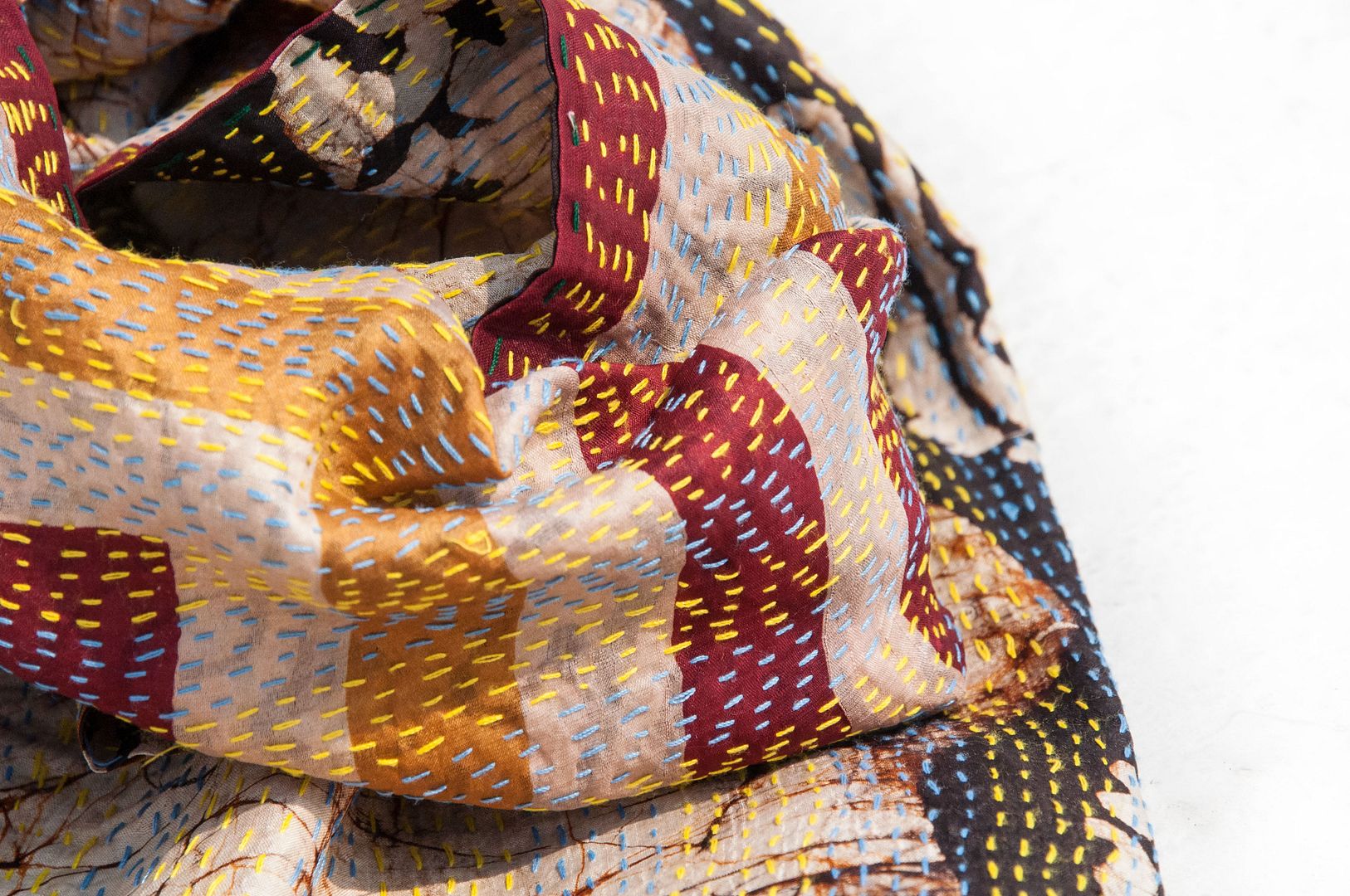 手縫いのサリーシルクスカーフ/シルク刺繍スカーフ/インドのシルク刺繍スカーフ - アフリカの幾何学的トーテム - マフラー・ストール - シルク・絹 多色