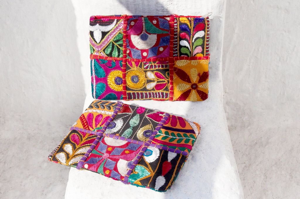 Valentine's Day gift limited handmade embroidery ancient cloth bag / ethnic bag / camera bag / cosmetic bag / mobile phone bag / clutch bag - desert national old cloth embroidery totem - Clutch Bags - Cotton & Hemp Multicolor