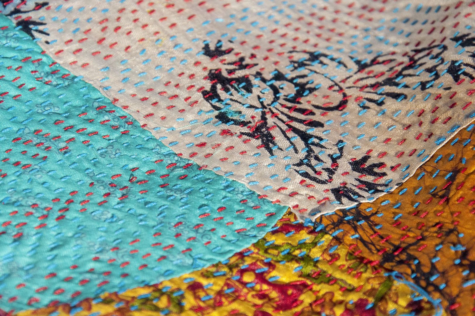 手縫いのサリースカーフ/シルク刺繍スカーフ/インドシルク刺繍スカーフ・エスニック風花 - マフラー・ストール - シルク・絹 多色