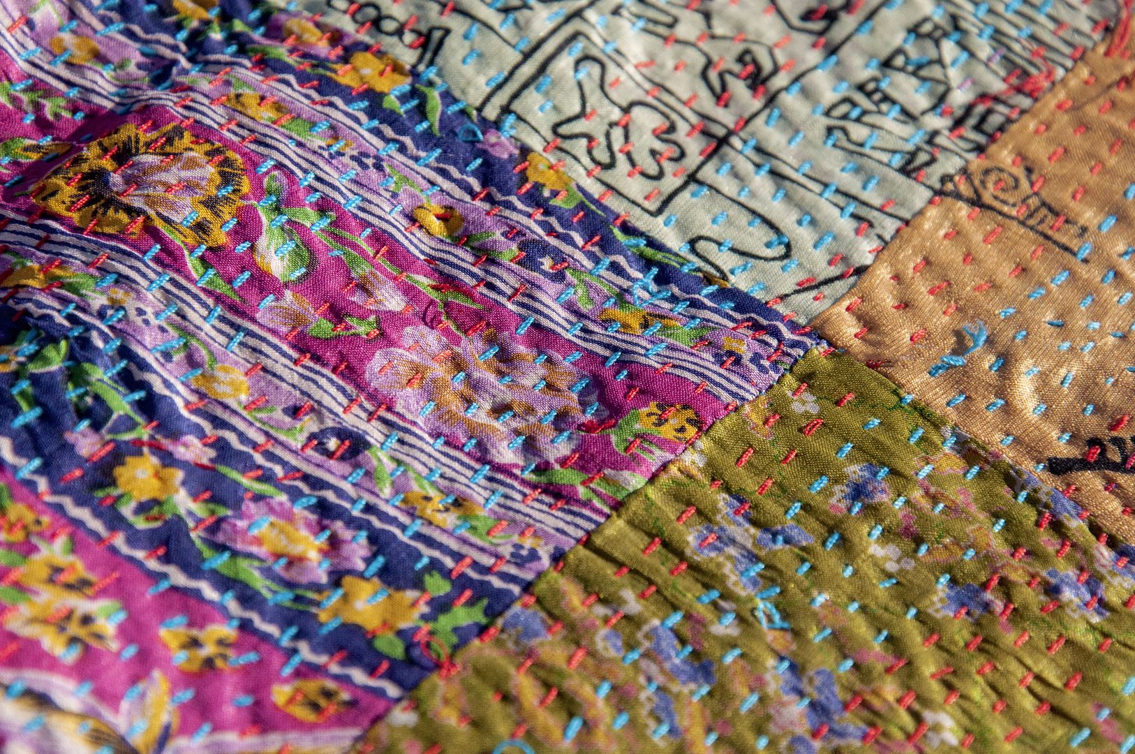 手縫いのサリースカーフ/シルク刺繍スカーフ/インドシルク刺繍スカーフ・エスニック風花 - マフラー・ストール - シルク・絹 多色