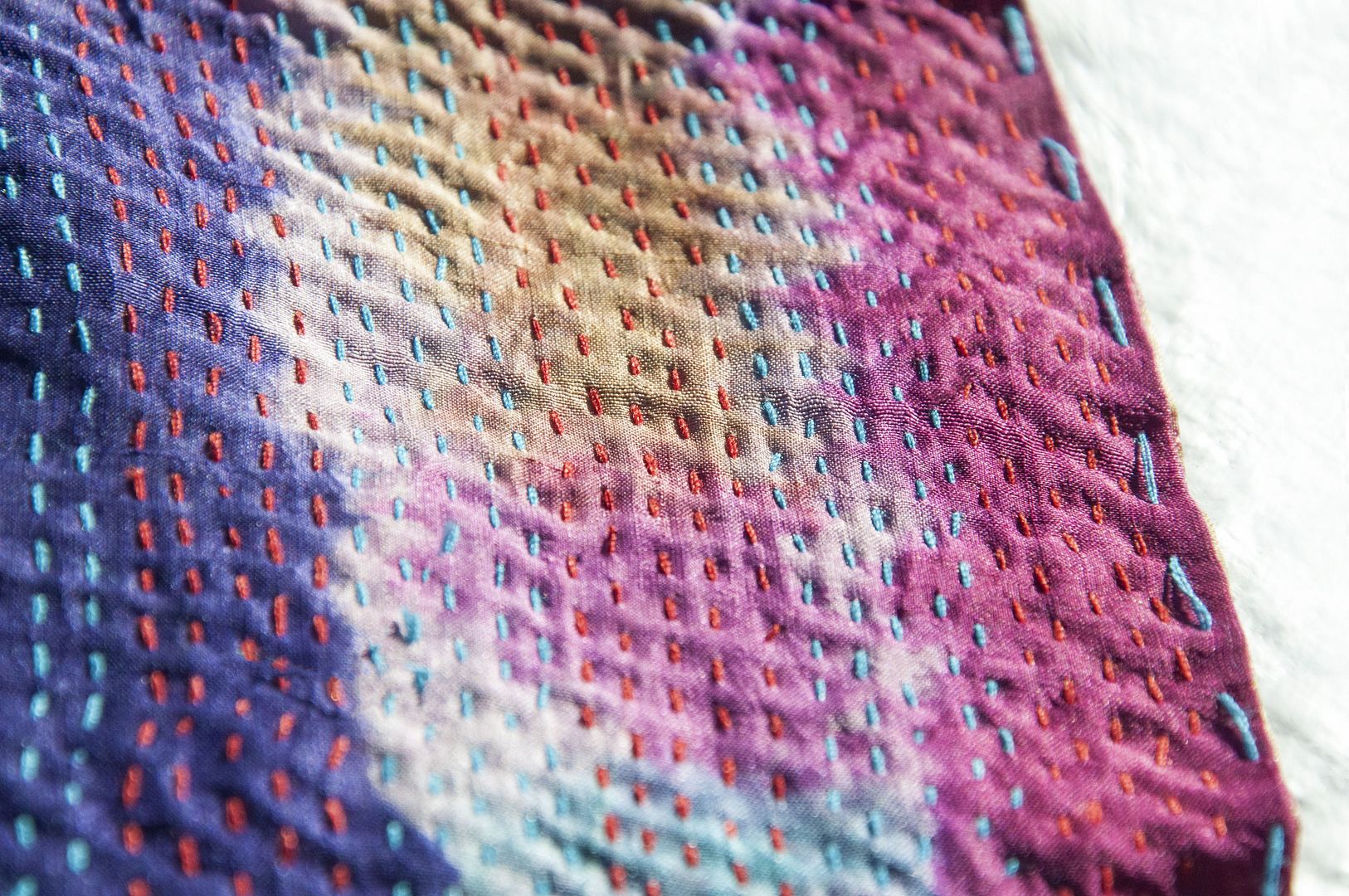 手縫いのサリースカーフ/シルク刺繍スカーフ/インドシルク刺繍スカーフ・エスニック風花 - マフラー・ストール - シルク・絹 多色