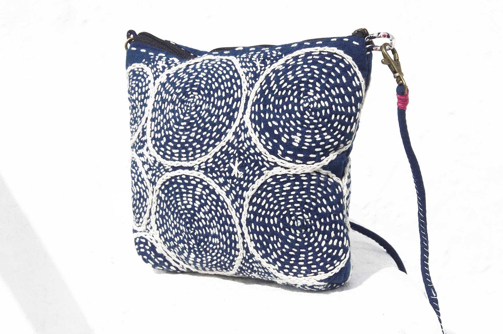 バースデーギフト、母の日ギフト、限定ワンハンドステッチコットンサイドバックパック/刺繍クロスボディバッグ/手刺繍ショルダーバッグ/ハンドステッチインディゴバッグ/インディゴ携帯電話バッグ-ヴァンゴッホのインディゴ幾何学的星空 - ショルダーバッグ - コットン・麻 ブルー