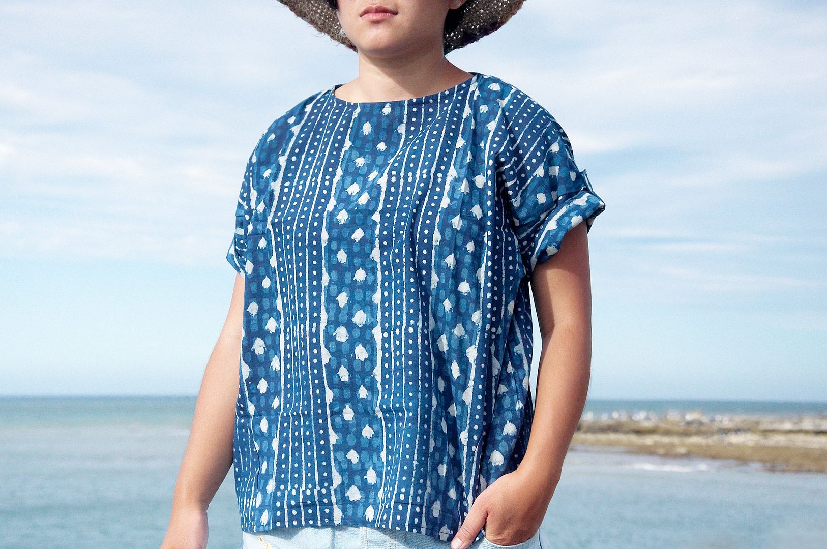 Valentine's Day gift blue blended bathed cotton blouse / Indian cotton tops / hand-woven wide-sleeved tops / indigo blue plate tops / indigo wide top coat - forest line field road pattern - Women's Tops - Cotton & Hemp Blue