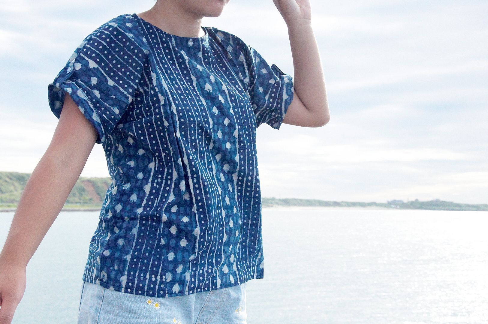 Valentine's Day gift blue blended bathed cotton blouse / Indian cotton tops / hand-woven wide-sleeved tops / indigo blue plate tops / indigo wide top coat - forest line field road pattern - Women's Tops - Cotton & Hemp Blue